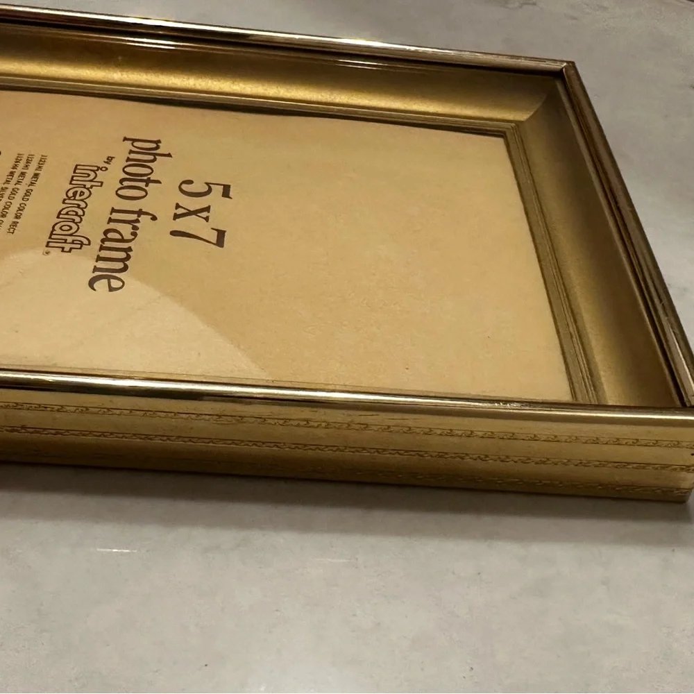 Vintage Gold Metal Intercraft 1976 Shadowbox Picture Frame 5x7